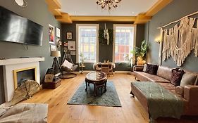 Unique & Luxurious 2 Bedroom City Centre Apartment